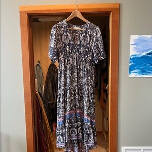 XiRENA Blue and White Patterned Midi Dress